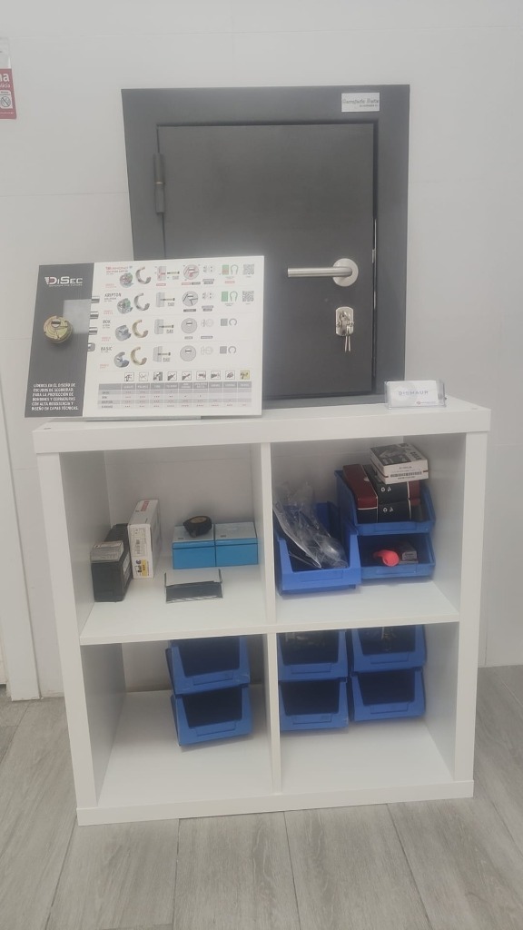 Expositor cerraduras DiSec - Cerrajería en Alicante Expositor de cerraduras de seguridad DiSec y escudos magnéticos en tienda de cerrajería Alicante