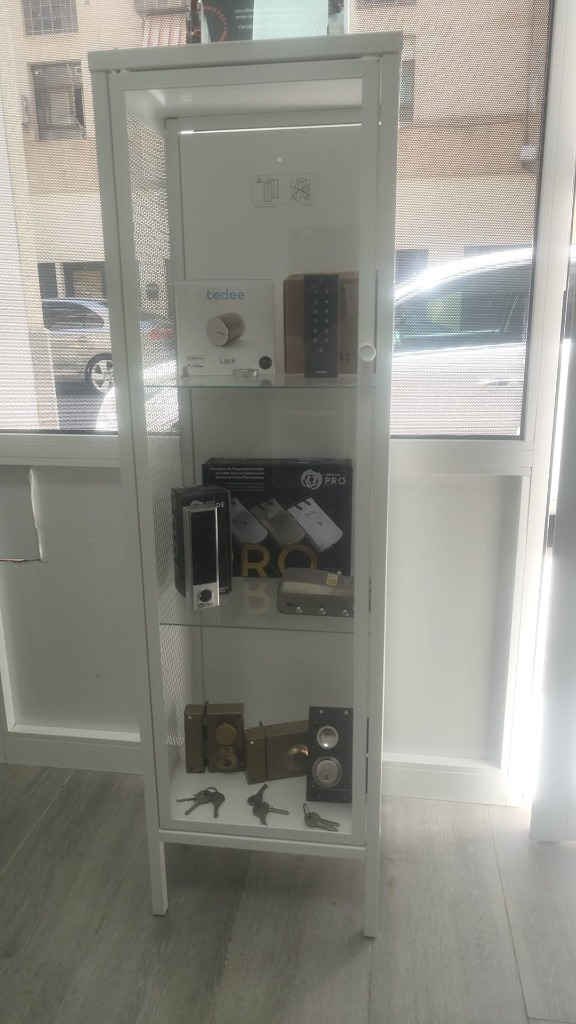 Cerraduras inteligentes Tedee - Cerrajería Alicante Vitrina de cerraduras inteligentes Tedee y cerrojos de seguridad en cerrajería de Alicante
